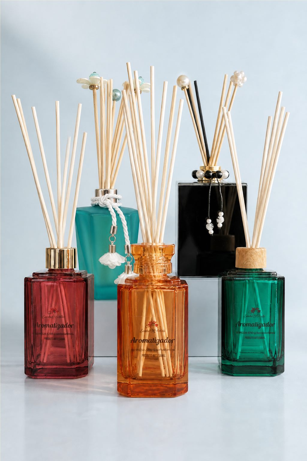 Seleção de aromatizadores de ambientes Sonho D’Artesã em vidro colorido, branco e preto