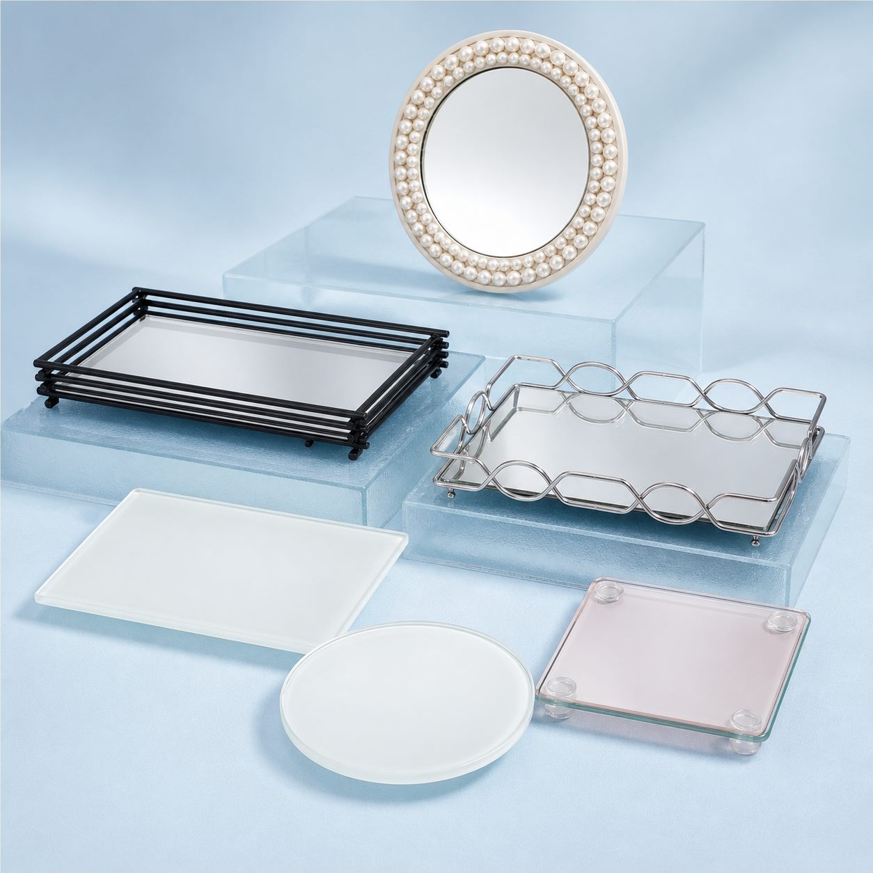 Variedade de bandejas decorativas espelhadas, metálicas e de vidro